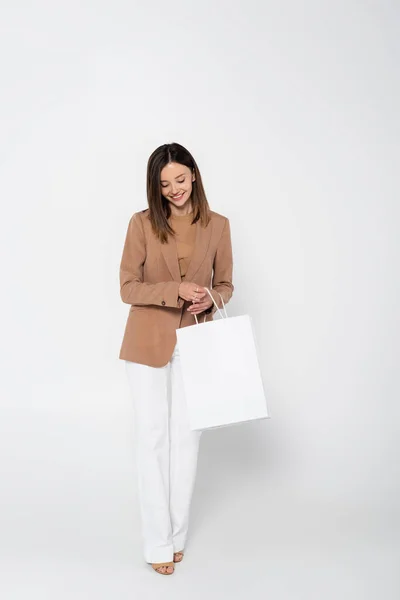 Cheerful Young Woman Beige Blazer Holding Shopping Bag While Posing — Stock Photo, Image