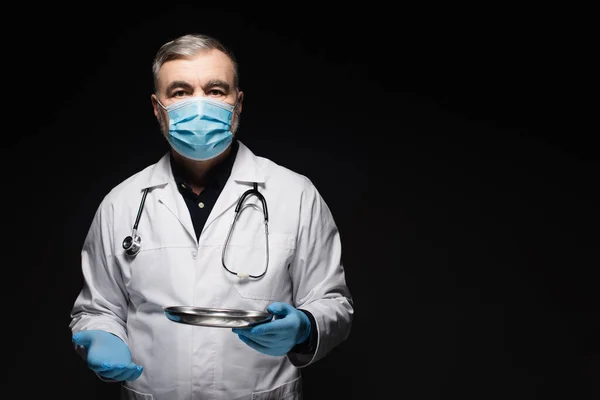 Старший Лікар Медичній Масці Тримає Металевий Медичний Лоток Ізольований Чорному — стокове фото