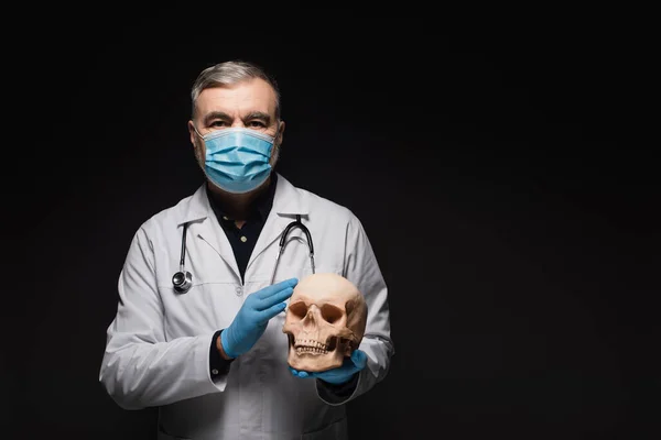 Senior Physician Medical Mask Latex Gloves Holding Skull Isolated Black — Stock Photo, Image