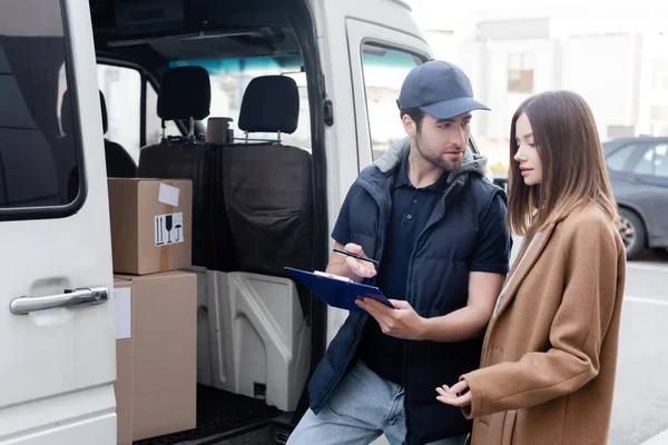 Delivery Man Holding Clipboard Pen Woman Car Outdoors — Foto Stock