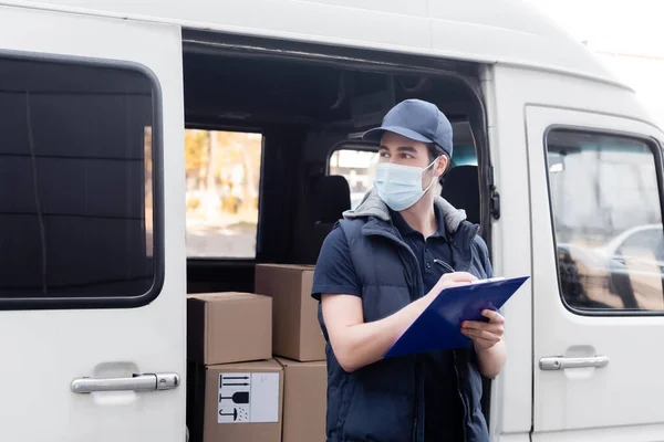 Courier Medical Mask Writing Clipboard Boxes Car Outdoors — Stockfoto