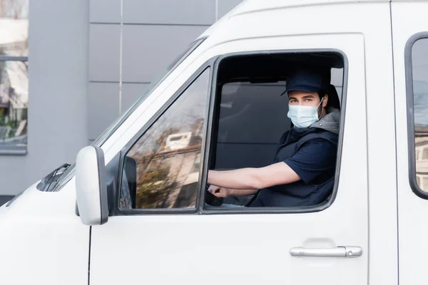 Courier Protective Mask Looking Camera While Sitting Car — Stock Photo, Image