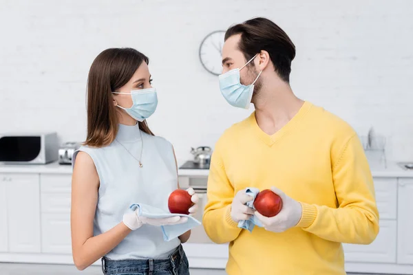 Young Couple Medical Masks Latex Gloves Cleaning Apples Kitchen — Stockfoto