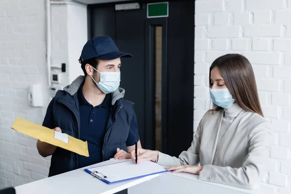 Businesswoman Medical Mask Writing Clipboard Courier Parcel Office — Stockfoto
