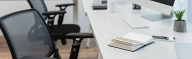 defter, cep telefonu ve klavyenin yanındaki saksı bulanık ofis sandalyeleri, afiş