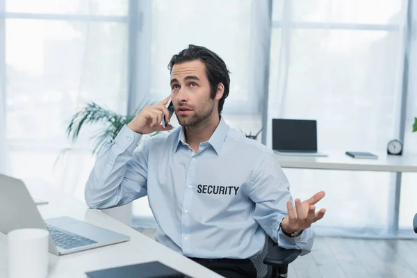 Homem Segurança Gesticulando Enquanto Fala Telefone Celular Sala Supervisão — Fotografia de Stock