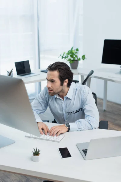 Spänd Säkerhetsman Tittar Datorskärm Medan Arbetar Övervakningsrummet — Stockfoto