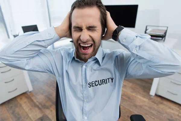 Scioccato Uomo Sicurezza Con Gli Occhi Chiusi Tenendo Mani Sulla — Foto Stock