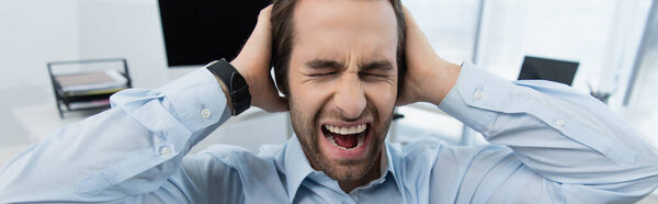 сердитый охранник с закрытыми глазами, касающийся головы во время крика в офисе, баннер