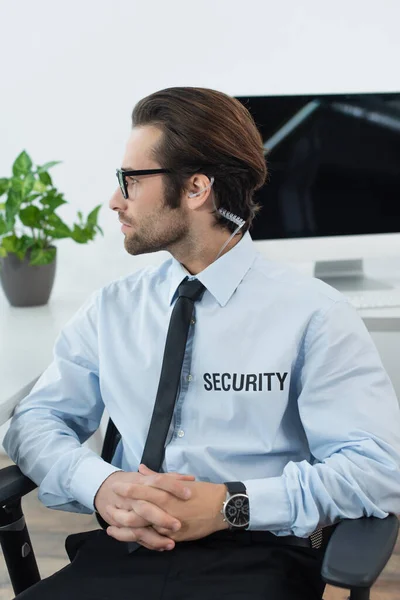 Hombre Seguridad Auriculares Anteojos Sentado Con Las Manos Apretadas Mirando — Foto de Stock