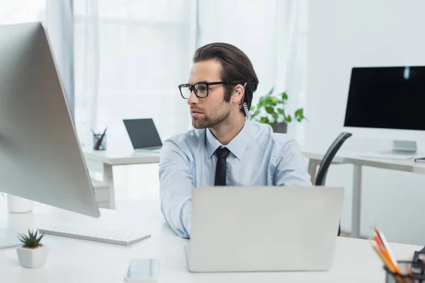 Wache Kopfhörer Und Brille Die Der Nähe Von Laptop Und — Stockfoto