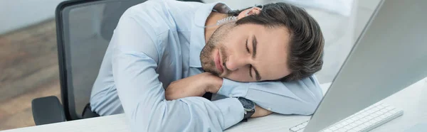 Wyczerpany Ochroniarz Śpiący Miejscu Pracy Przy Monitorze Komputerowym Baner — Zdjęcie stockowe