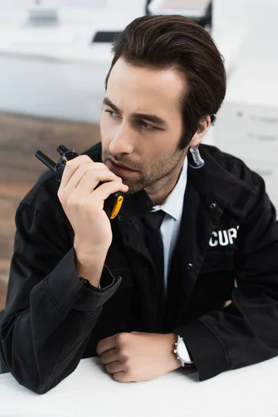 Homem Segurança Grave Uniforme Preto Chamando Walkie Talkie Escritório — Fotografia de Stock