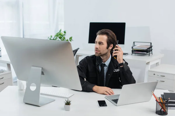 Hombre Seguridad Llamando Walkie Talkie Cerca Computadoras Sala Vigilancia — Foto de Stock