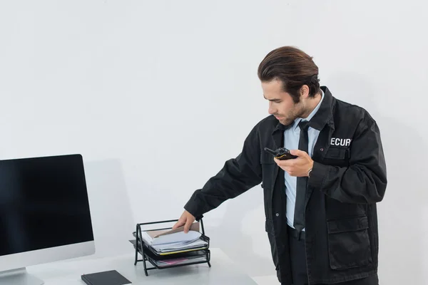 Sicherheitsmann Mit Walkie Talkie Schaut Sich Unterlagen Büro — Stockfoto