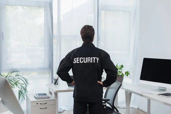 Vista Trasera Guardia Uniforme Negro Con Letras Seguridad Pie Cerca — Foto de Stock