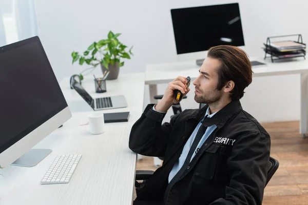 Hombre Seguridad Sentado Cerca Computadoras Sala Vigilancia Hablando Walkie Talkie — Foto de Stock