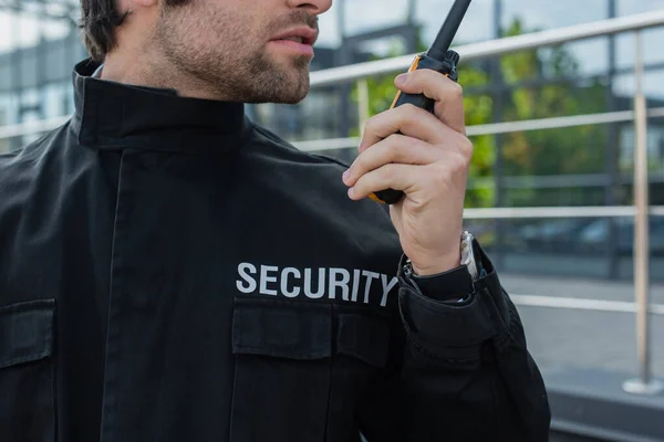 Gedeeltelijke Weergave Van Bewaker Uniform Met Beveiligingsbelettering Praten Walkie Talkie — Stockfoto