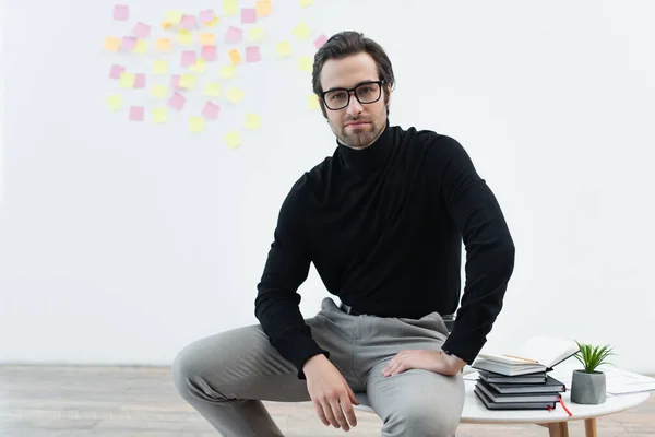 Hombre Joven Con Cuello Alto Negro Anteojos Sentados Mesa Café — Foto de Stock