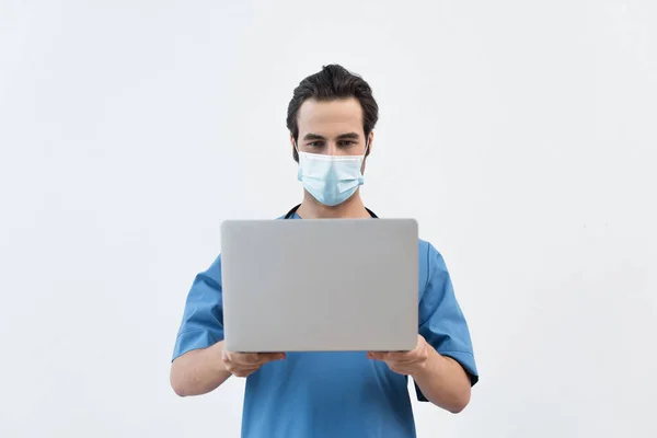 Junger Arzt Mit Medizinischer Maske Hält Laptop Isoliert Auf Grau — Stockfoto