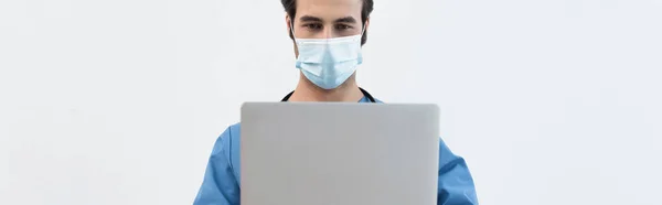 Jonge Arts Medisch Masker Met Behulp Van Laptop Geïsoleerd Grijs — Stockfoto