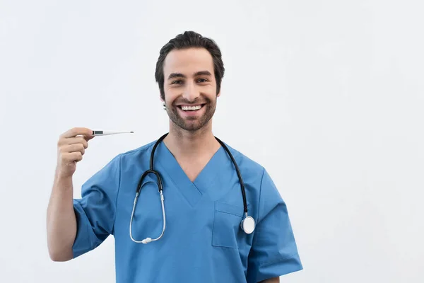 Χαρούμενο Γιατρό Μπλε Στολή Που Δείχνει Ηλεκτρονικό Θερμόμετρο Απομονωμένο Γκρι — Φωτογραφία Αρχείου