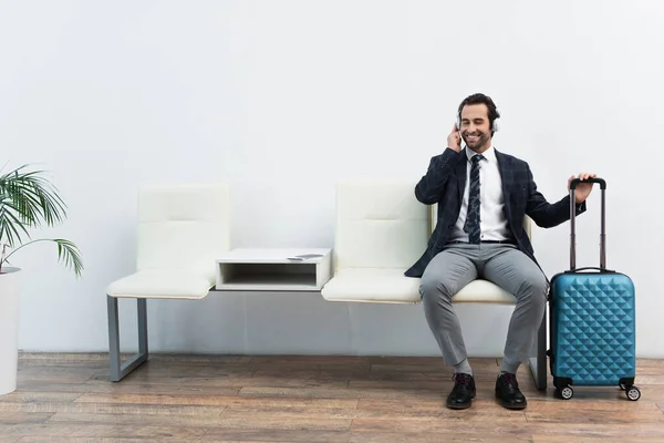 Feliz Viajero Escuchando Música Auriculares Sala Salida Cerca Maleta —  Fotos de Stock