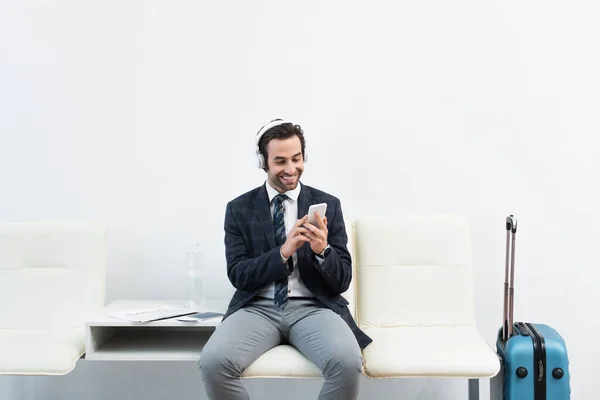 Happy Traveler Using Smartphone While Listening Music Headphones Departure Lounge — Stock Photo, Image