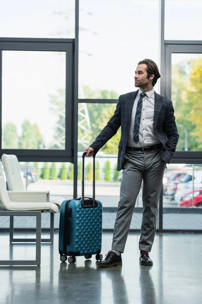 Vista Completa Del Hombre Con Maleta Pie Con Mano Bolsillo —  Fotos de Stock