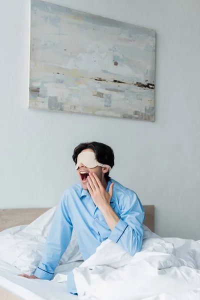 Wakker Man Met Slaapmasker Geeuwen Bed Ochtend — Stockfoto