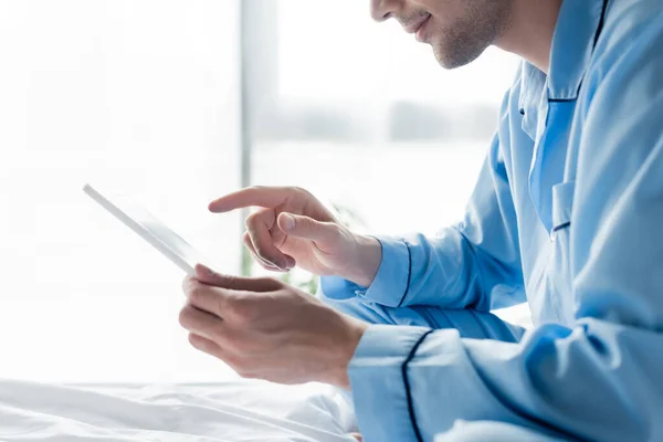 Visão Parcial Homem Pijama Azul Usando Tablet Digital Quarto — Fotografia de Stock
