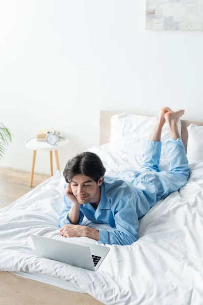 Homme Souriant Pyjama Bleu Regarder Film Sur Ordinateur Portable Sur — Photo