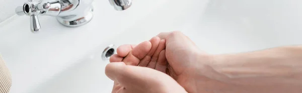 Beskärd Utsikt Över Mannen Tvätta Händerna Badrummet Banner — Stockfoto