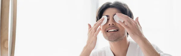 Sorrindo Morena Homem Limpando Olhos Com Almofadas Algodão Banheiro Banner — Fotografia de Stock
