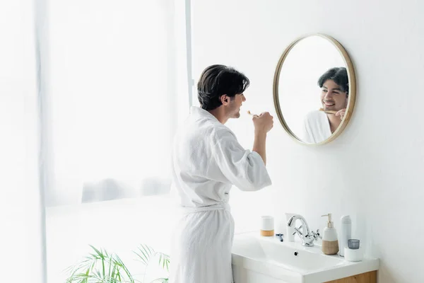 Usmívající Muž Čistí Zuby Zrcadla Umyvadlo Koupelně — Stock fotografie