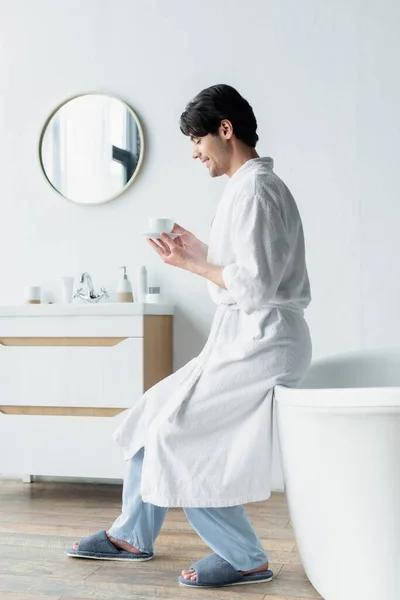 Vue Latérale Homme Heureux Peignoir Assis Sur Baignoire Avec Tasse — Photo