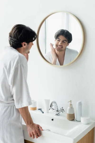 Homem Sorrindo Aplicando Espuma Barbear Perto Espelho Produtos Higiene Pessoal — Fotografia de Stock