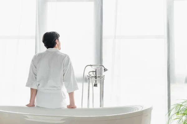 Rückansicht Eines Mannes Weißen Bademantel Der Auf Einer Badewanne Fenster — Stockfoto