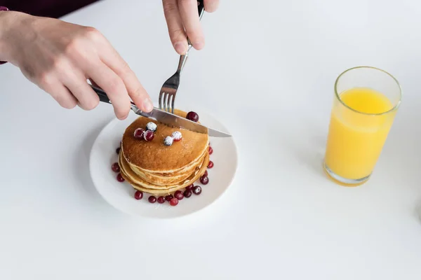 Top View Cropped Man Cutting Tasty Pancakes Glass Fresh Orange — Stock Photo, Image