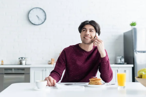 Homem Feliz Falando Telefone Celular Perto Deliciosas Panquecas Bebidas Cozinha — Fotografia de Stock