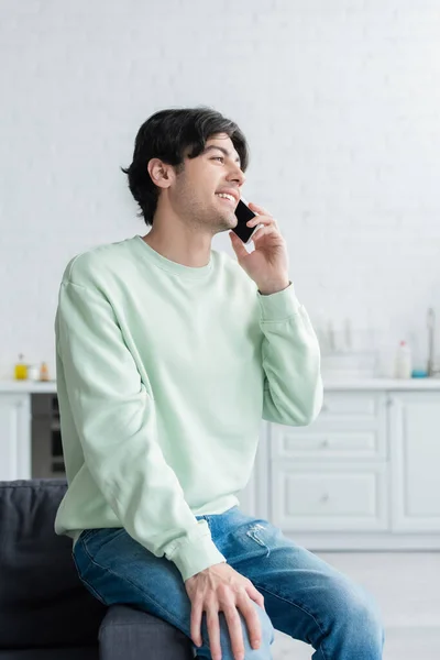 Jovem Morena Homem Sorrindo Durante Conversa Celular — Fotografia de Stock