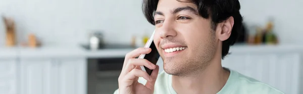 Zblízka Pohled Potěšené Brunetky Muž Mluví Mobilní Telefon Doma Banner — Stock fotografie