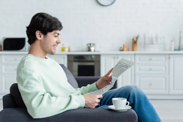 Vista Lateral Del Hombre Sonriente Leyendo Periódico Mañana Sofá Cerca — Foto de Stock