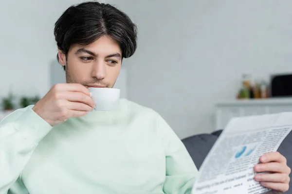 Jonge Brunette Man Drinken Koffie Het Lezen Van Krant Ochtend — Stockfoto