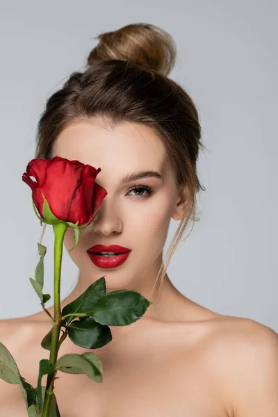 Mladá Žena Červenými Rty Drží Růže Blízkosti Obličeje Izolované Šedé — Stock fotografie