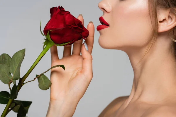 Vista Lateral Mujer Recortada Con Labios Rojos Cerca Rosa Fresca — Foto de Stock