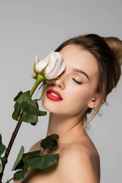 Zmysłowa Kobieta Czerwonymi Ustami Białą Różą Pobliżu Twarzy Odizolowana Szaro — Zdjęcie stockowe