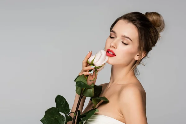 Bonita Mujer Con Los Ojos Cerrados Sosteniendo Rosa Blanca Cerca — Foto de Stock