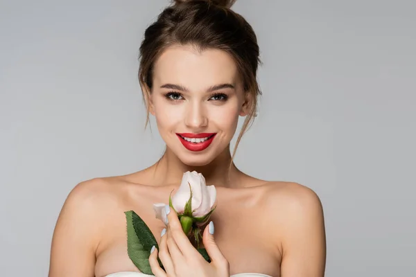 Młoda Kobieta Czerwonymi Ustami Białą Różą Uśmiechnięta Kamery Odizolowana Szaro — Zdjęcie stockowe