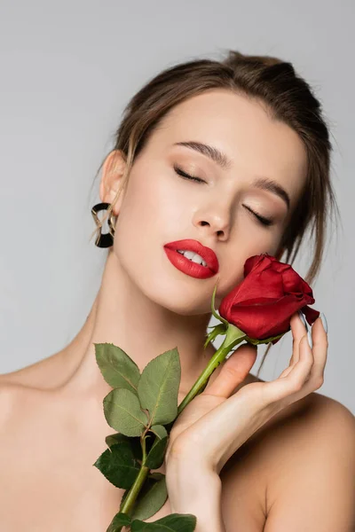 Encantadora Mujer Con Los Ojos Cerrados Sosteniendo Rosa Roja Cerca —  Fotos de Stock